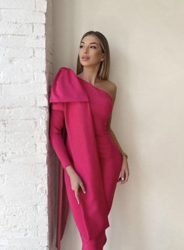 Rochie elegantă de damă cu o mânecă H4081 ciclamen