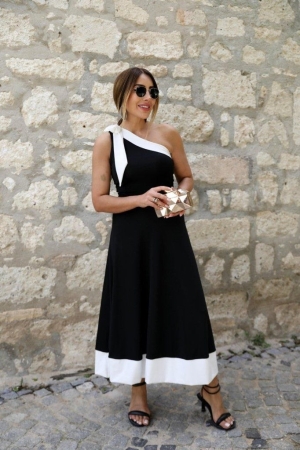  Двуцветна рокля от вносен креп с едно отворено рамо и панделка на раменете. J61575 черен