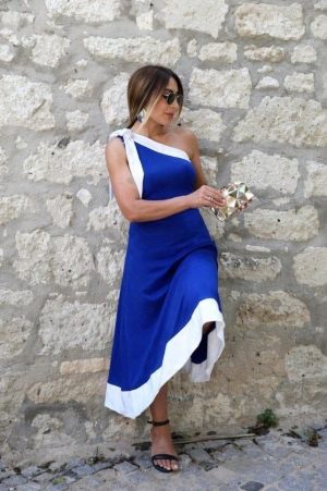  Двуцветна рокля от вносен креп с едно отворено рамо и панделка на раменете. J61575 син