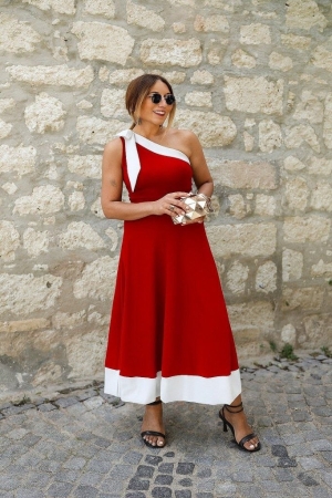  Двуцветна рокля от вносен креп с едно отворено рамо и панделка на раменете. J61575 червен